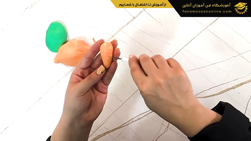 استفاده از تیغ جراحی برای تهیه تاپر